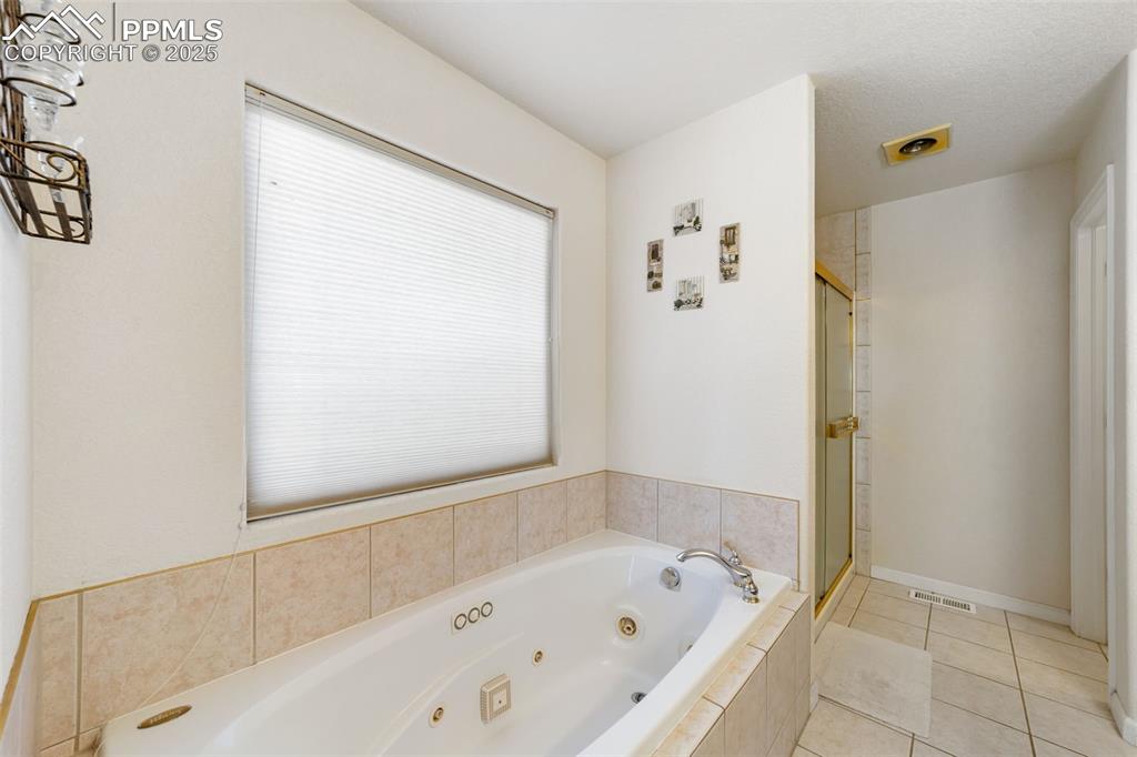 Image 24 of 50: Bathroom