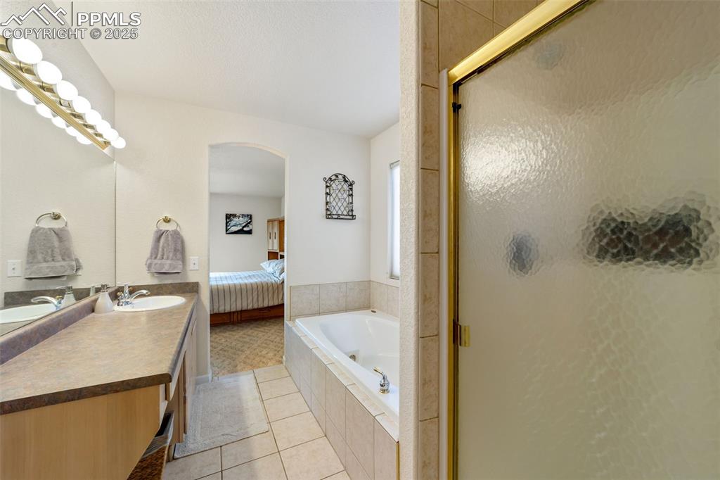 Image 25 of 50: Bathroom