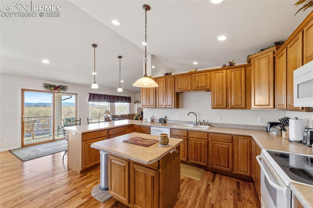 Image 6 of 50: Kitchen