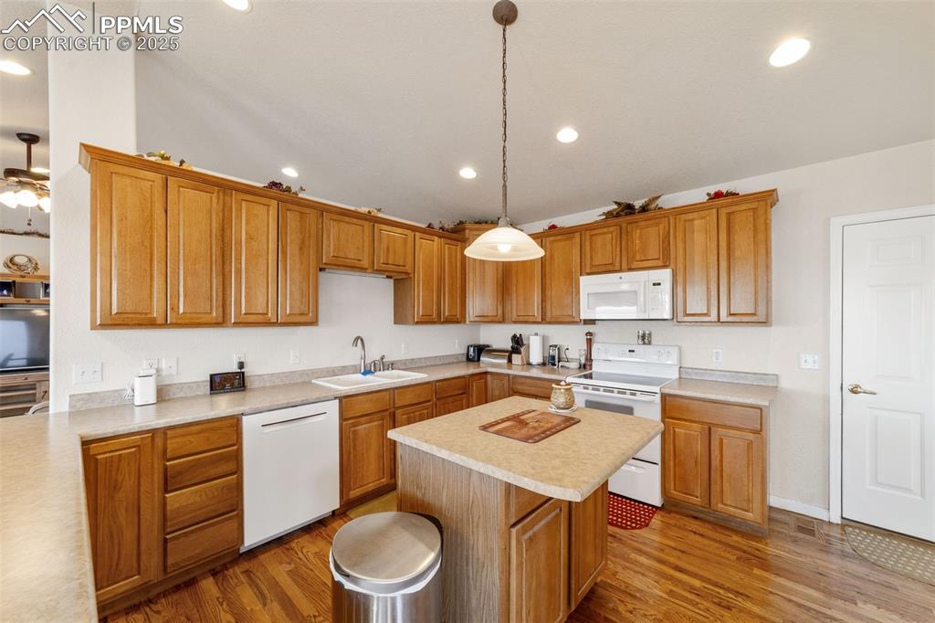 Image 7 of 50: Kitchen