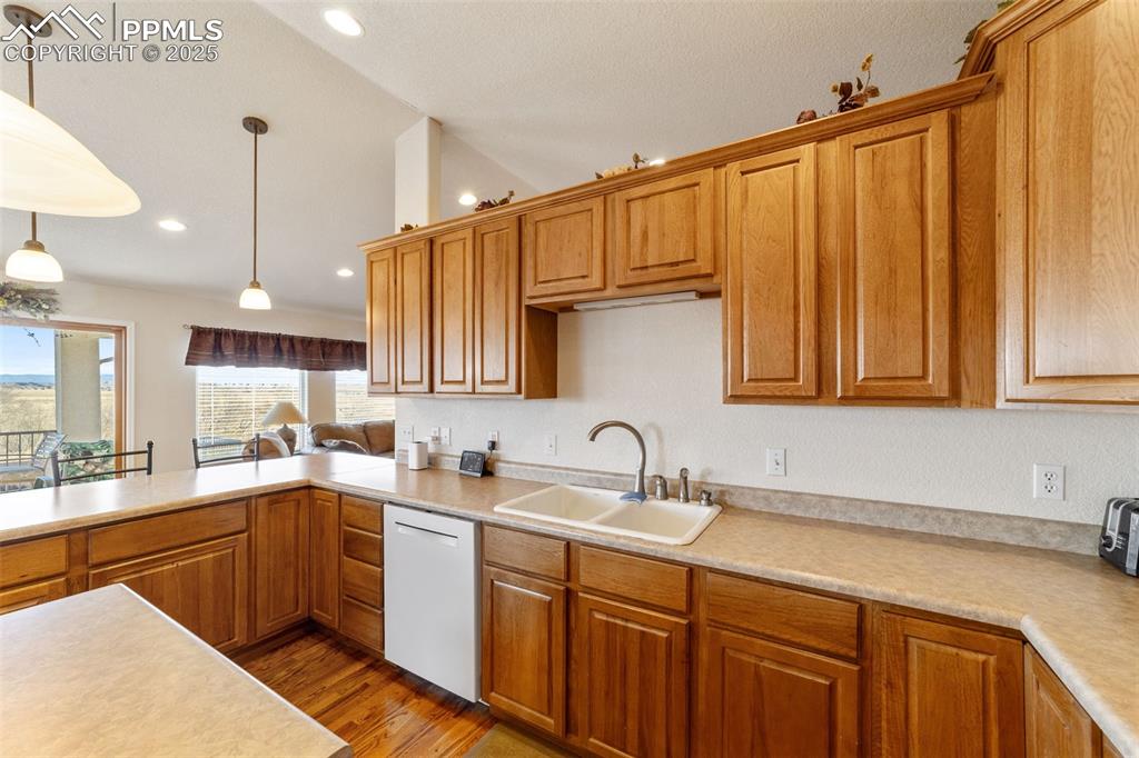 Image 8 of 50: Kitchen