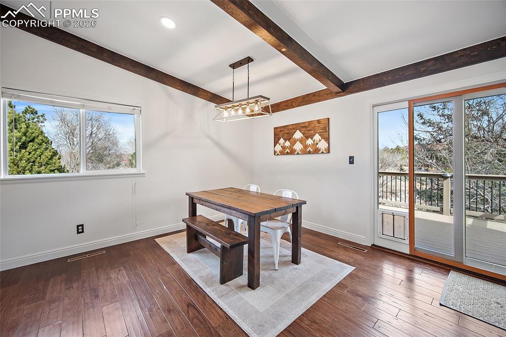 Image 14 of 50: Dining Area