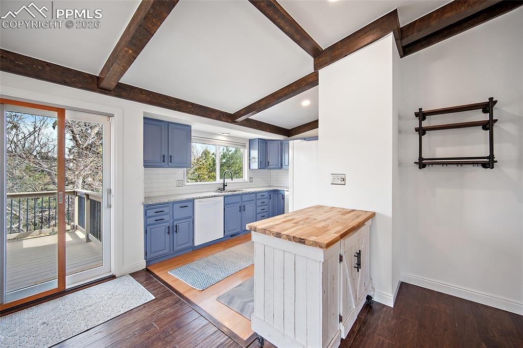 Image 17 of 50: Kitchen