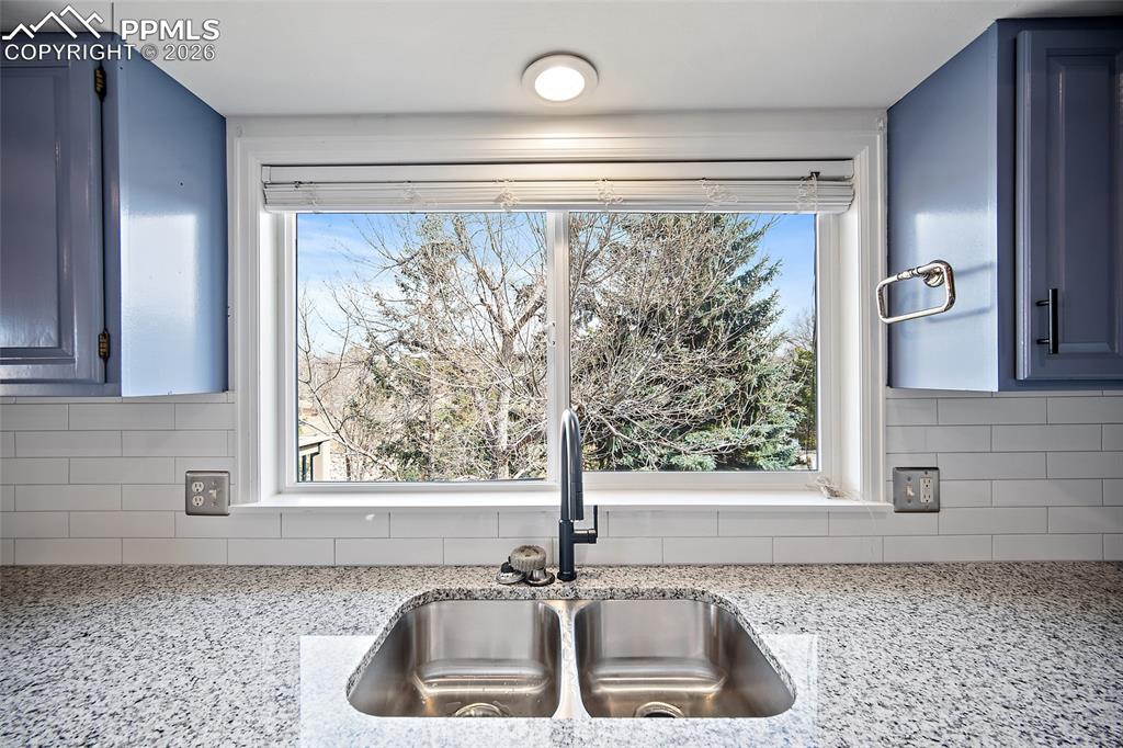 Image 18 of 50: Granite counters