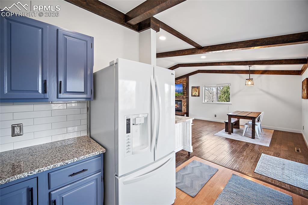 Image 21 of 50: Kitchen