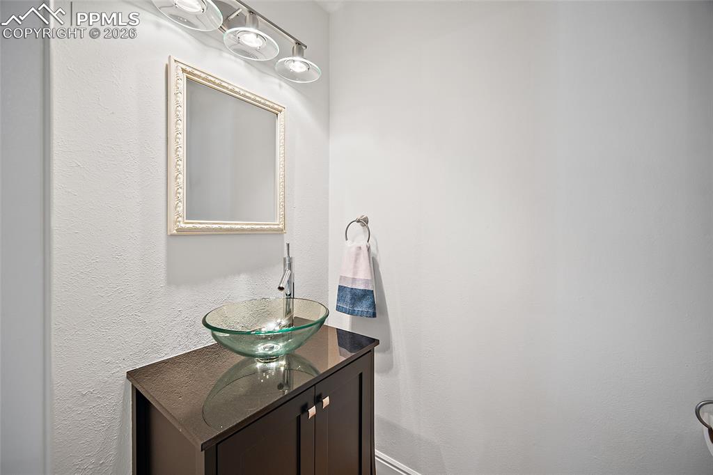 Image 22 of 50: Bathroom