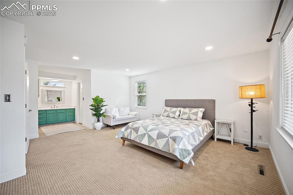 Image 23 of 50: Bedroom