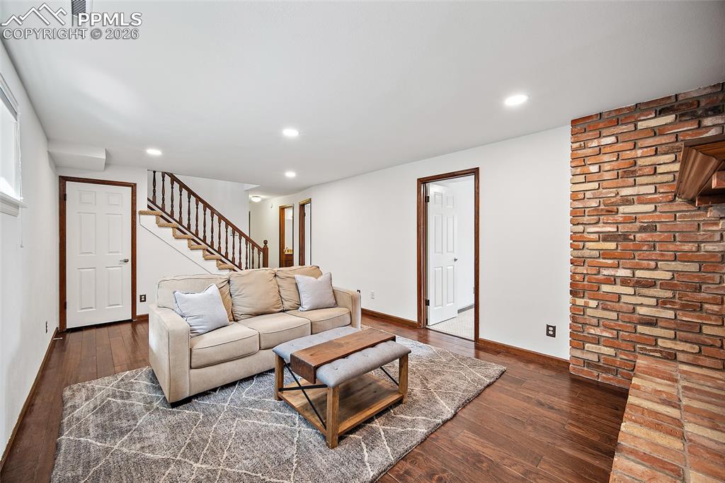 Image 30 of 50: Living Room