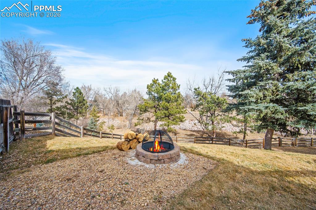 Image 41 of 50: Yard