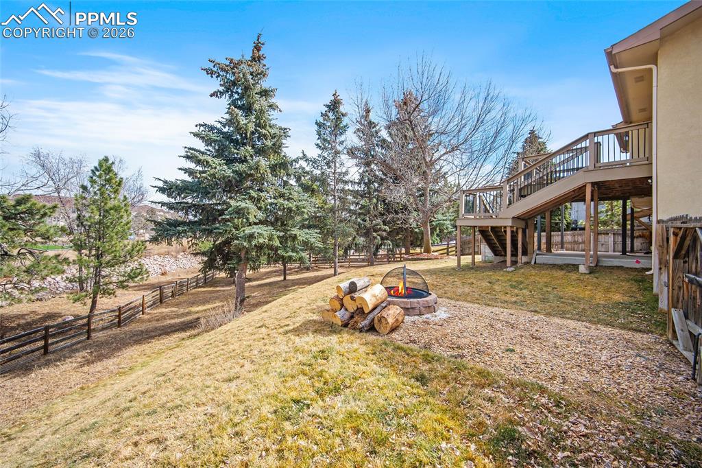 Image 42 of 50: Yard