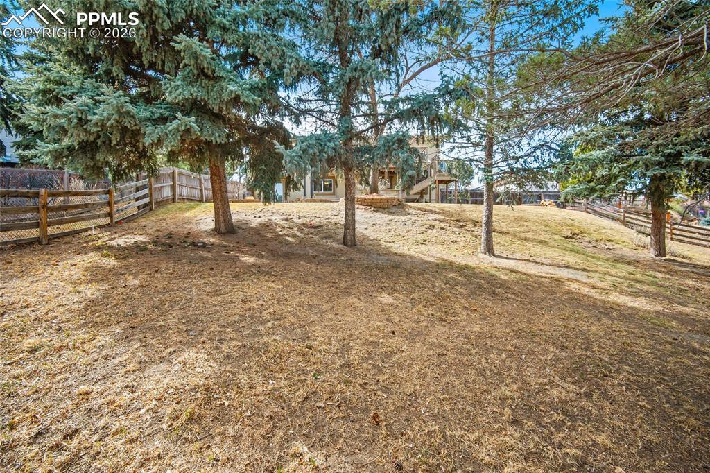 Image 45 of 50: Yard