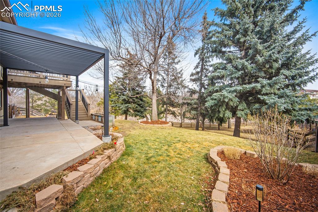 Image 46 of 50: Yard