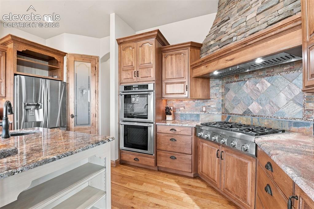Image 7 of 50: Kitchen