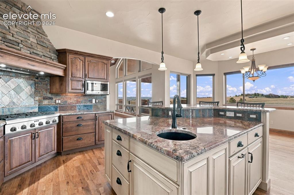 Image 8 of 50: Kitchen