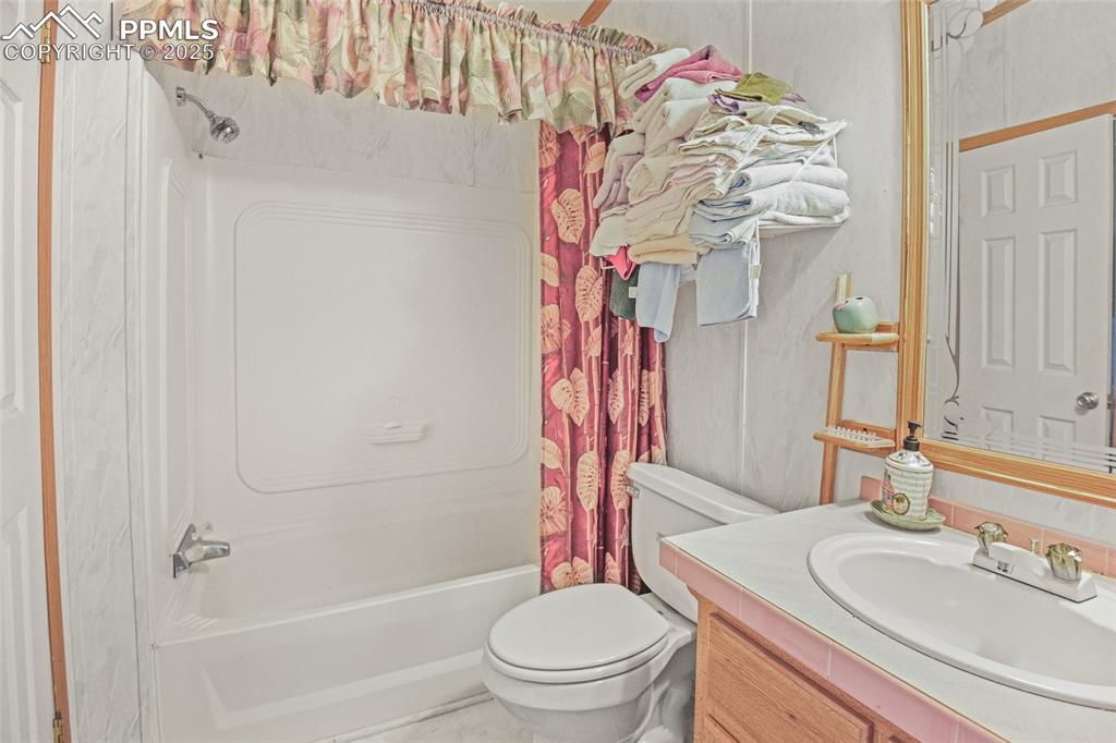 Image 24 of 32: Bathroom