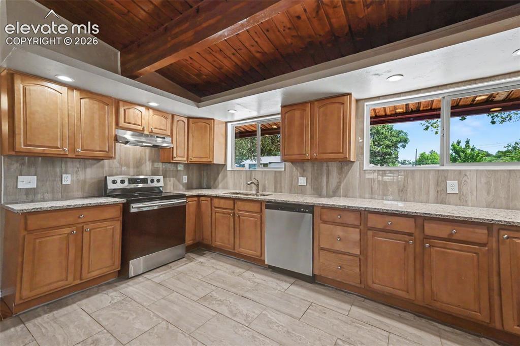 Image 10 of 31: Kitchen