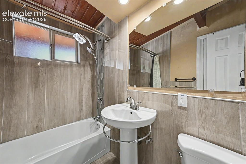 Image 18 of 31: Bathroom