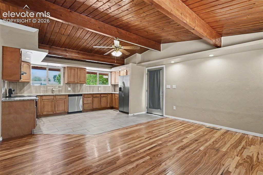 Image 8 of 31: Kitchen