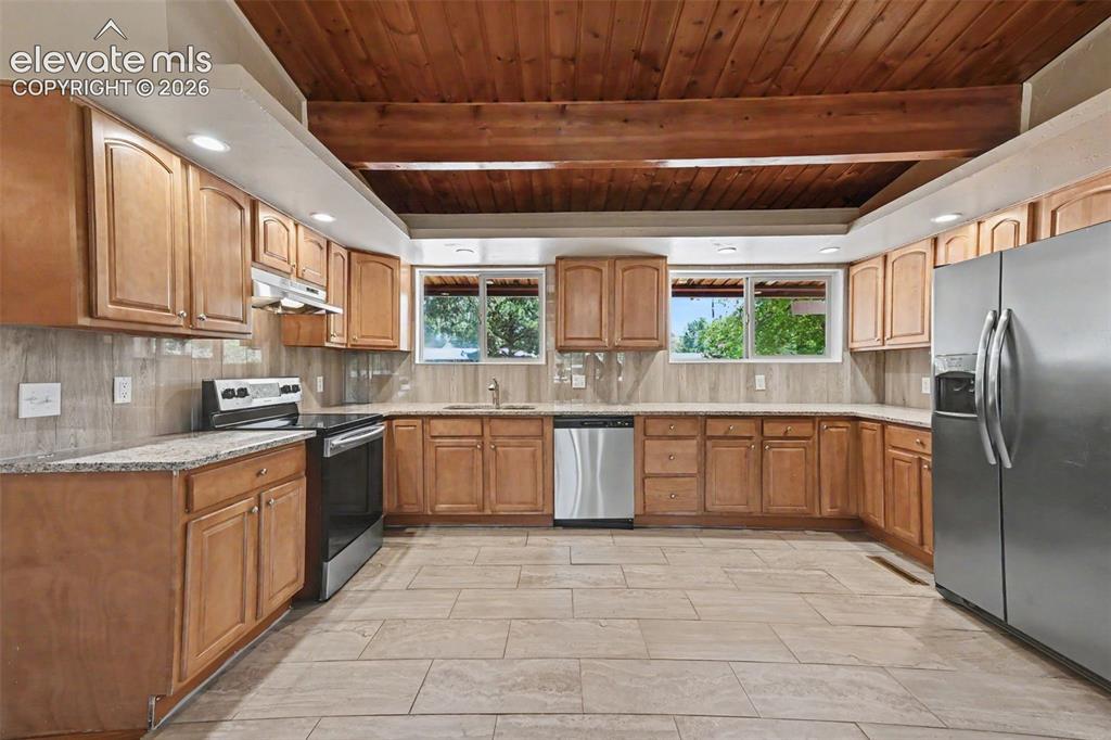 Image 9 of 31: Kitchen