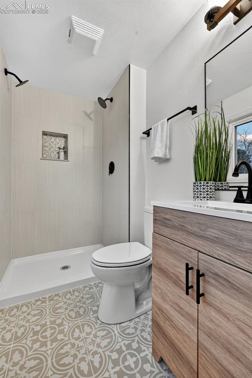 Image 21 of 48: Master Bathroom