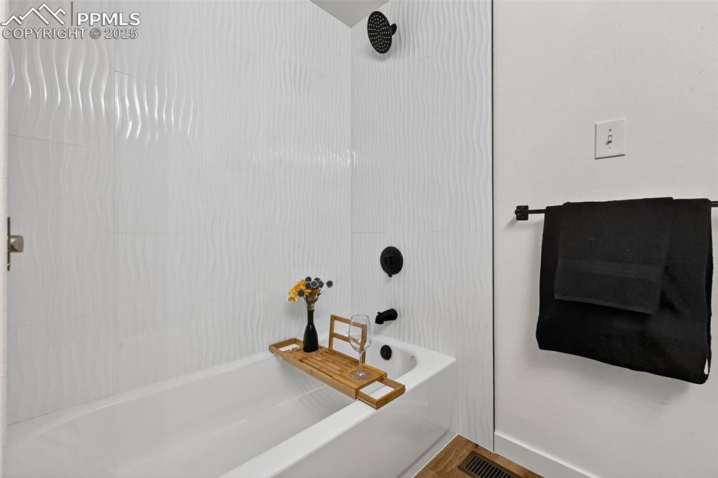 Image 25 of 48: Bathroom