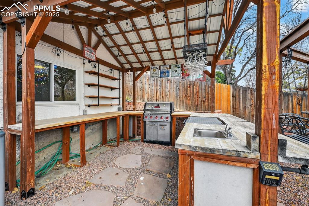 Image 37 of 48: Including grill!