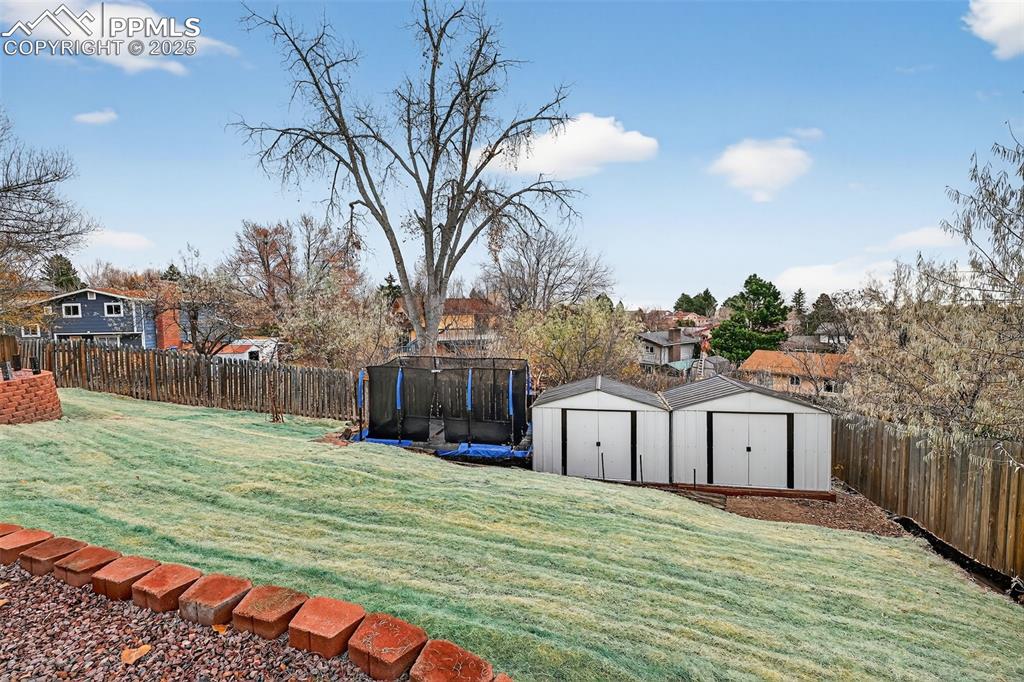 Image 40 of 48: Yard