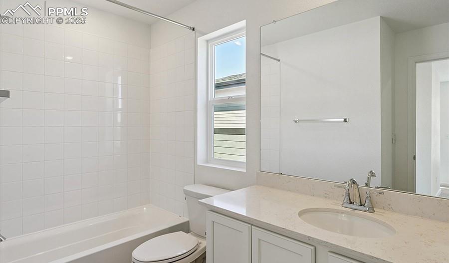 Image 10 of 18: Bathroom