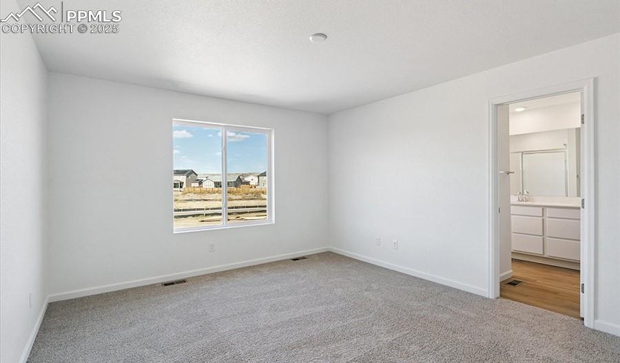 Image 12 of 18: Bedroom