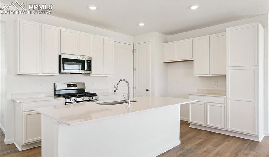 Image 3 of 18: Kitchen