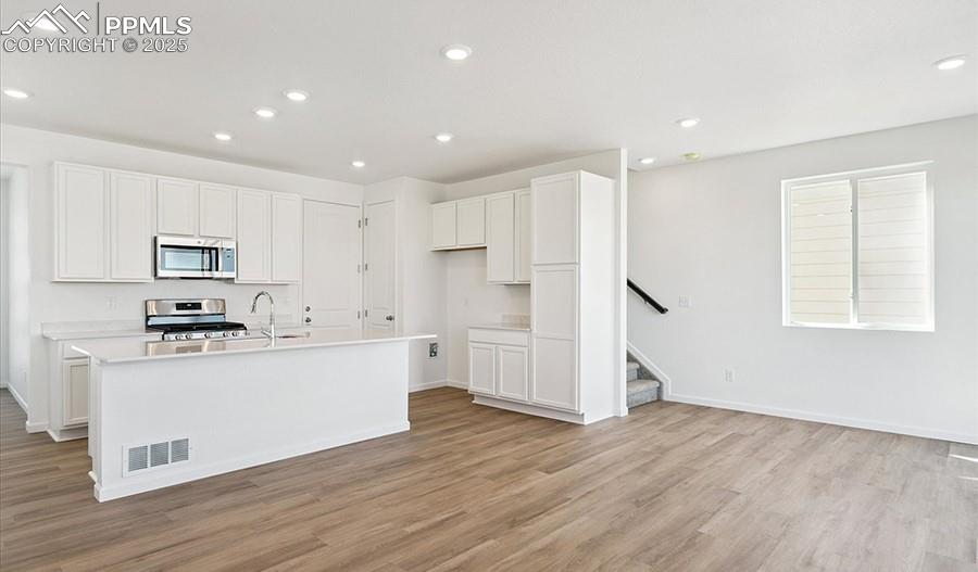 Image 4 of 18: Kitchen