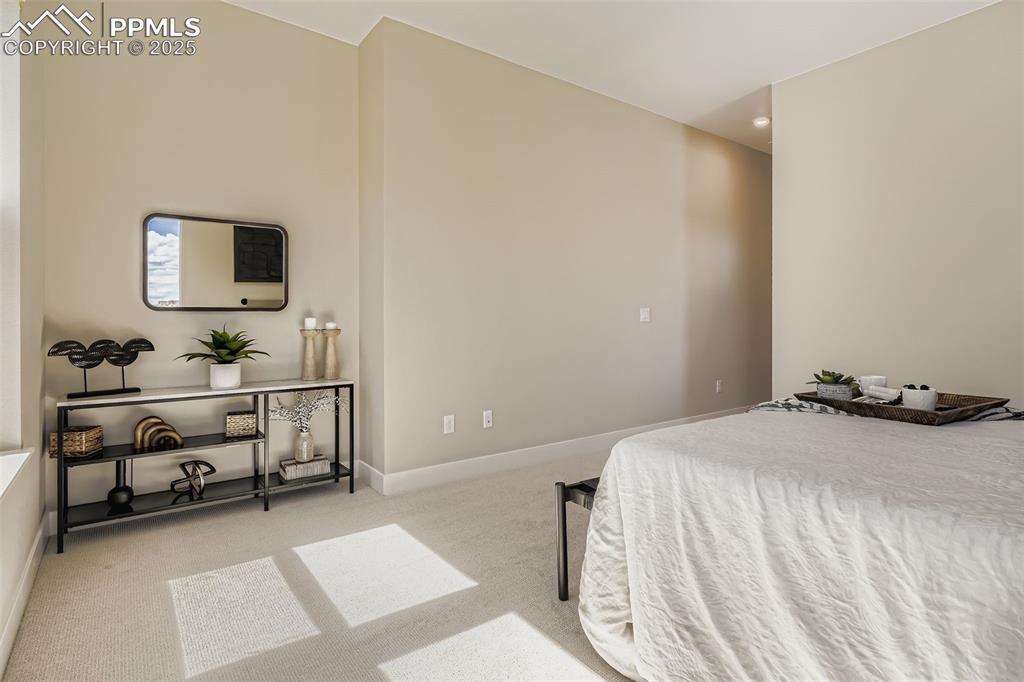 Image 14 of 27: Bedroom