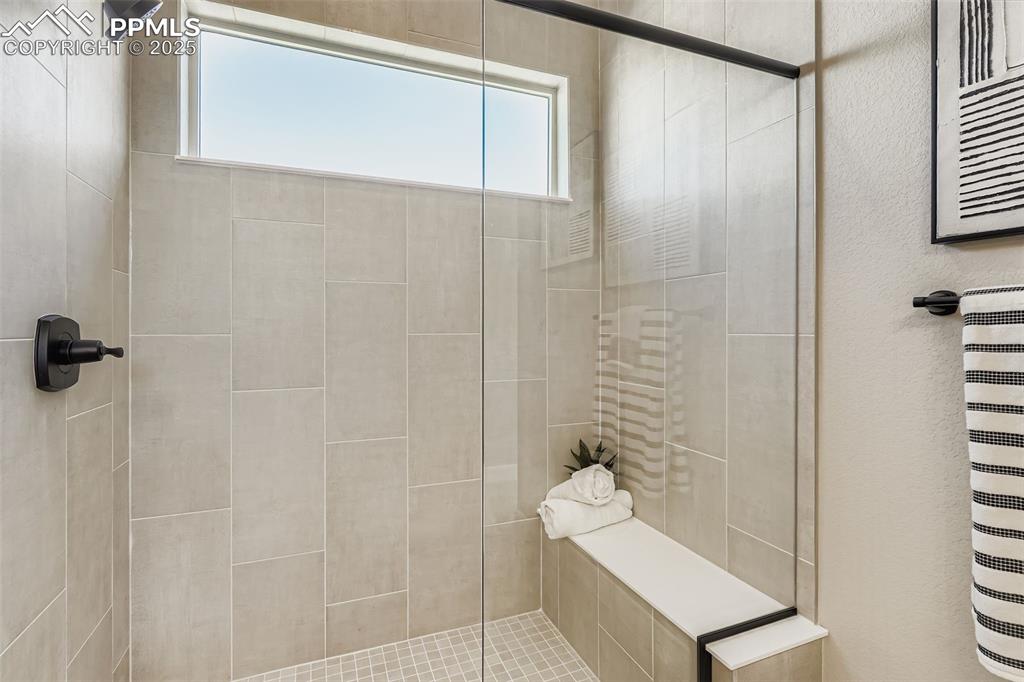 Image 17 of 27: Bathroom