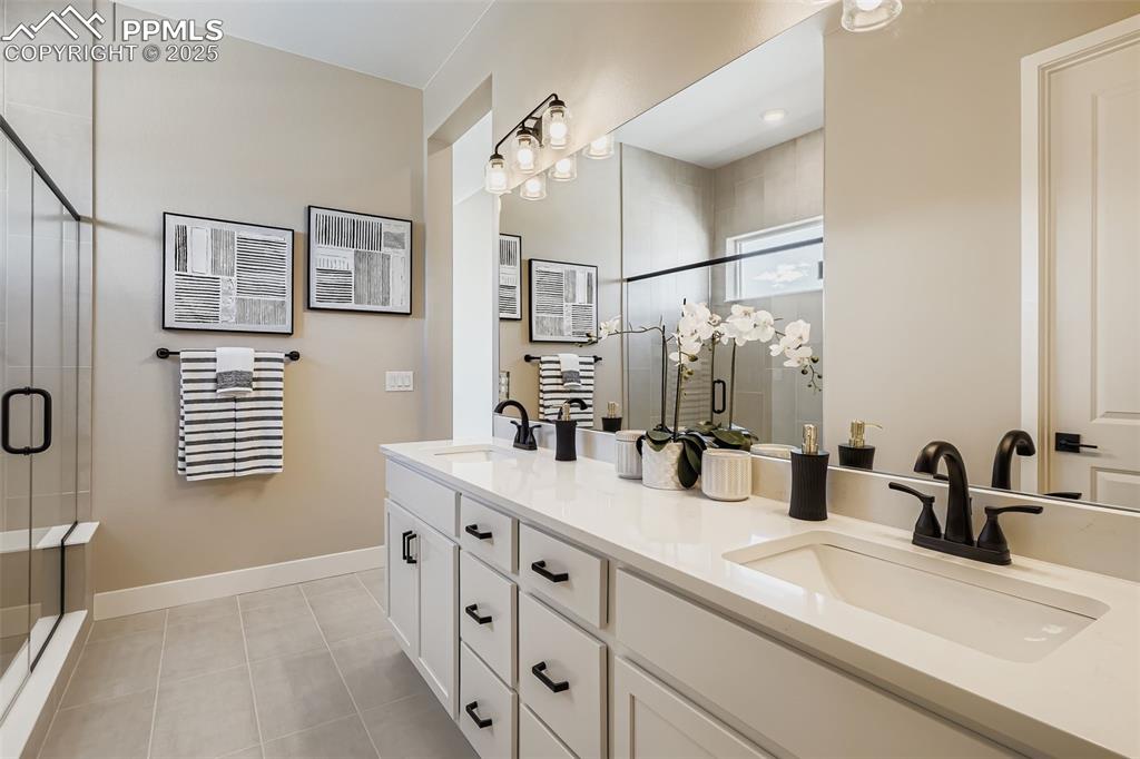 Image 18 of 27: Bathroom