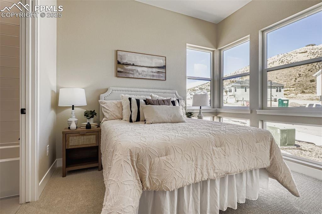 Image 19 of 27: Bedroom