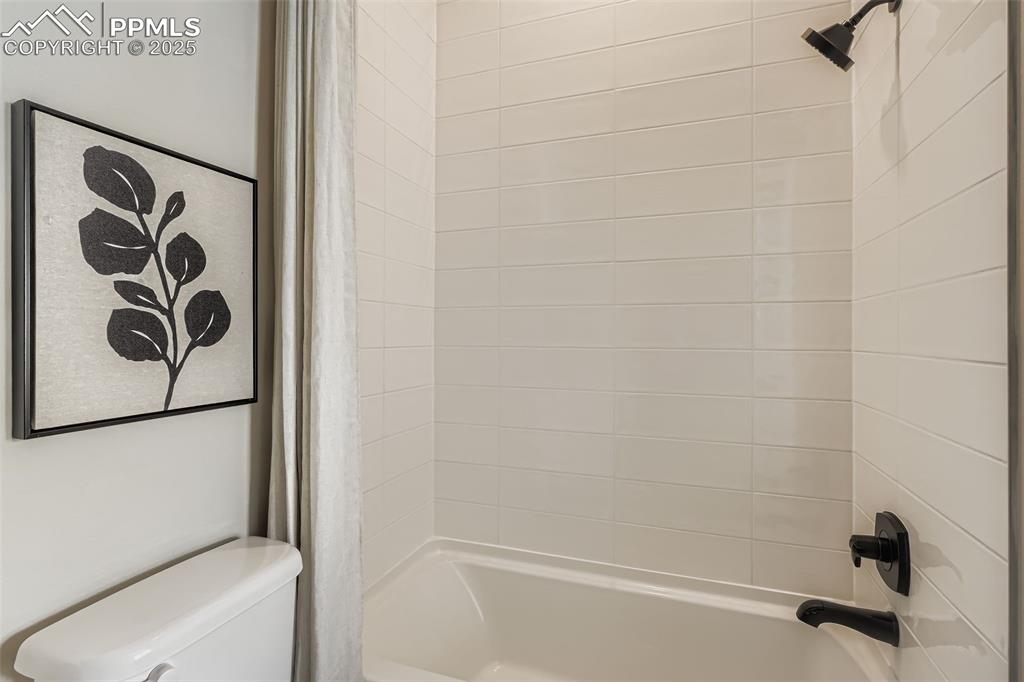 Image 21 of 27: Bathroom