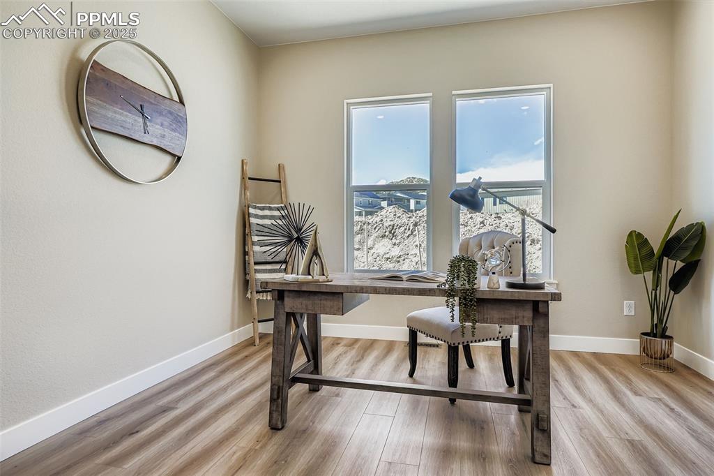 Image 24 of 27: Office