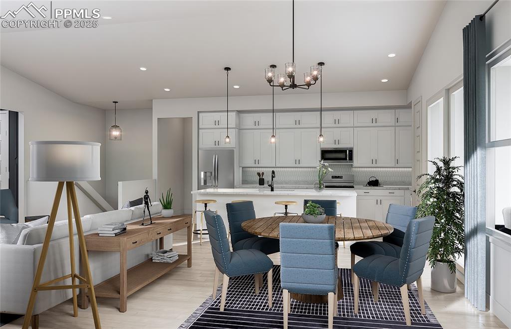 Image 3 of 10: Dining Area