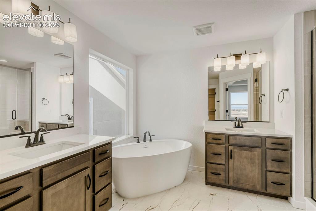 Image 15 of 27: Bathroom