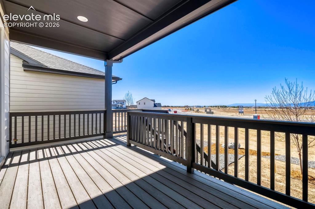 Image 17 of 27: Deck