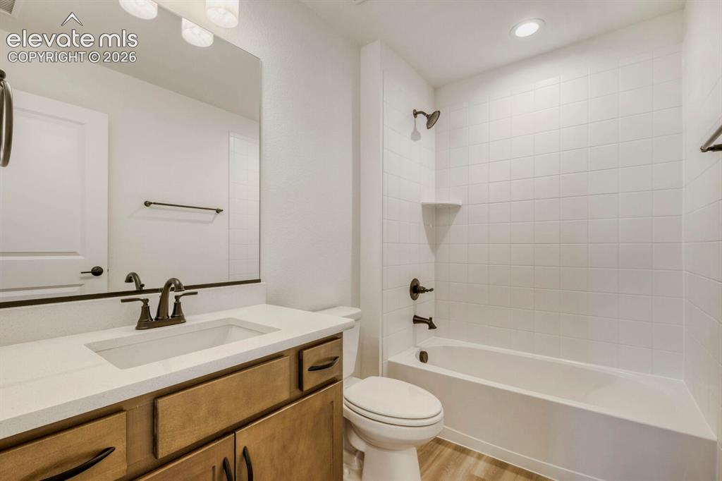 Image 22 of 27: Bathroom