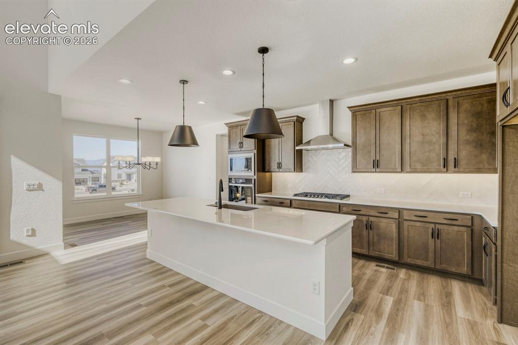 Image 9 of 27: Kitchen