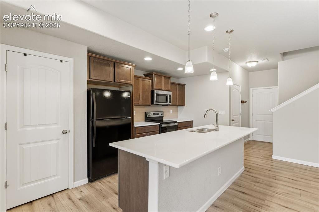 Image 13 of 33: Kitchen