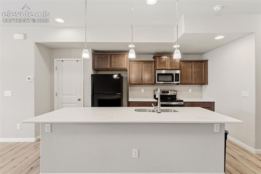 Image 14 of 33: Kitchen