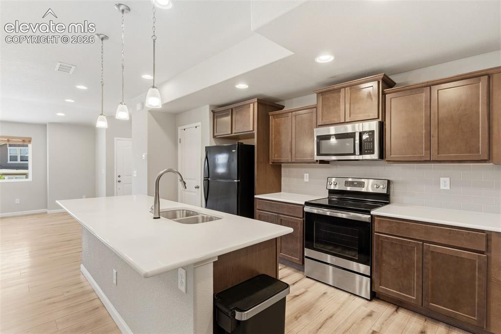 Image 15 of 33: Kitchen