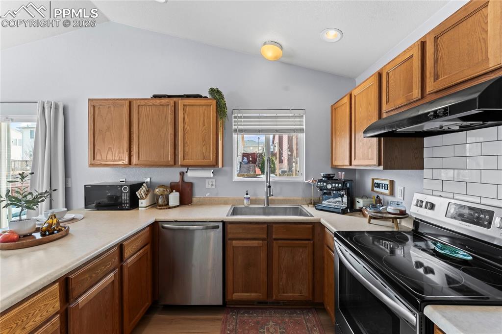 Image 11 of 35: Kitchen