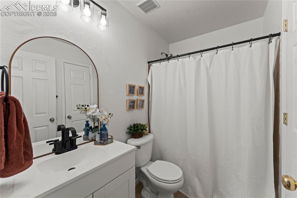 Image 19 of 35: Bathroom