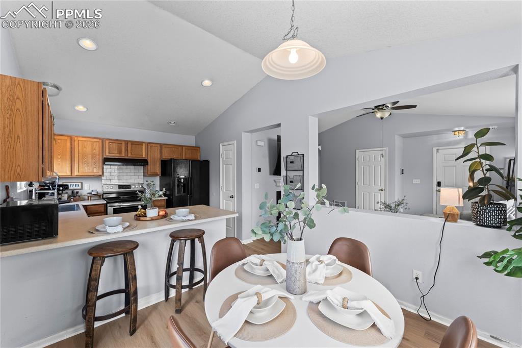 Image 7 of 35: Dining Area