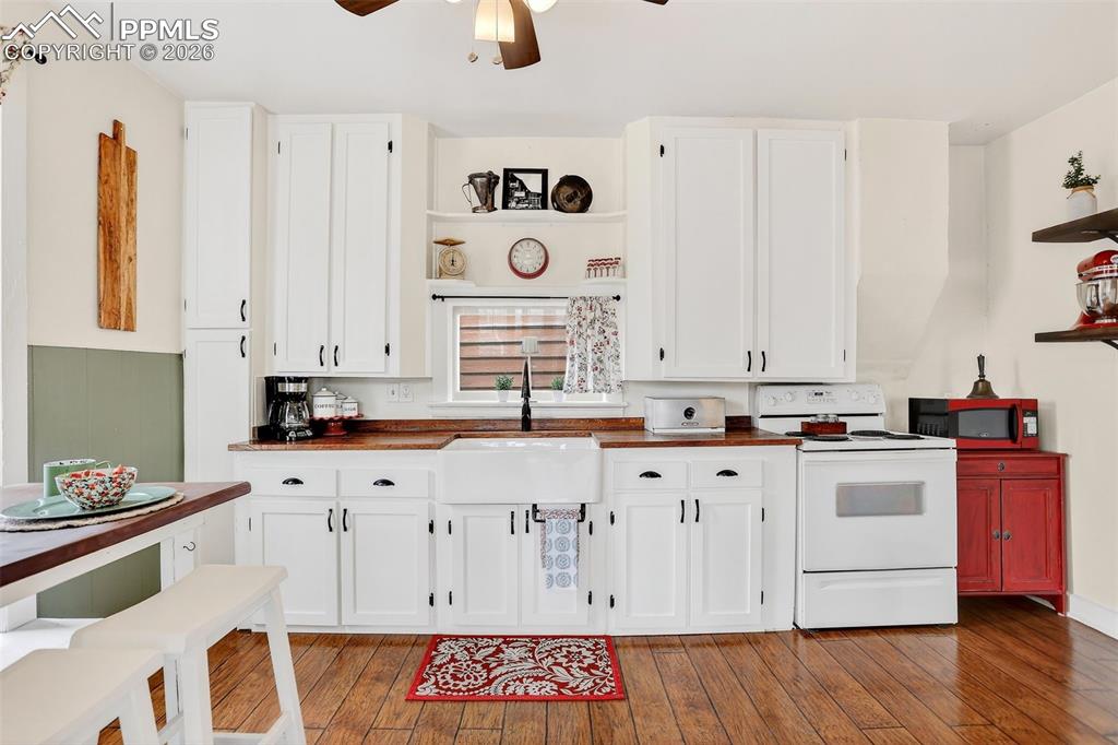 Image 14 of 41: Kitchen