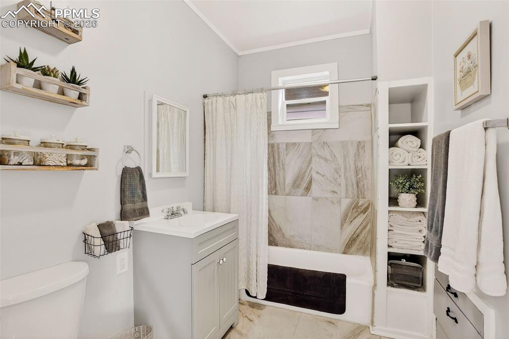 Image 16 of 41: Bathroom